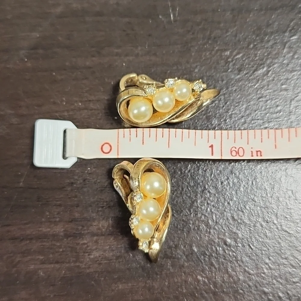 Vintage Trifari Clip On Earrings - Picture 4 of 4